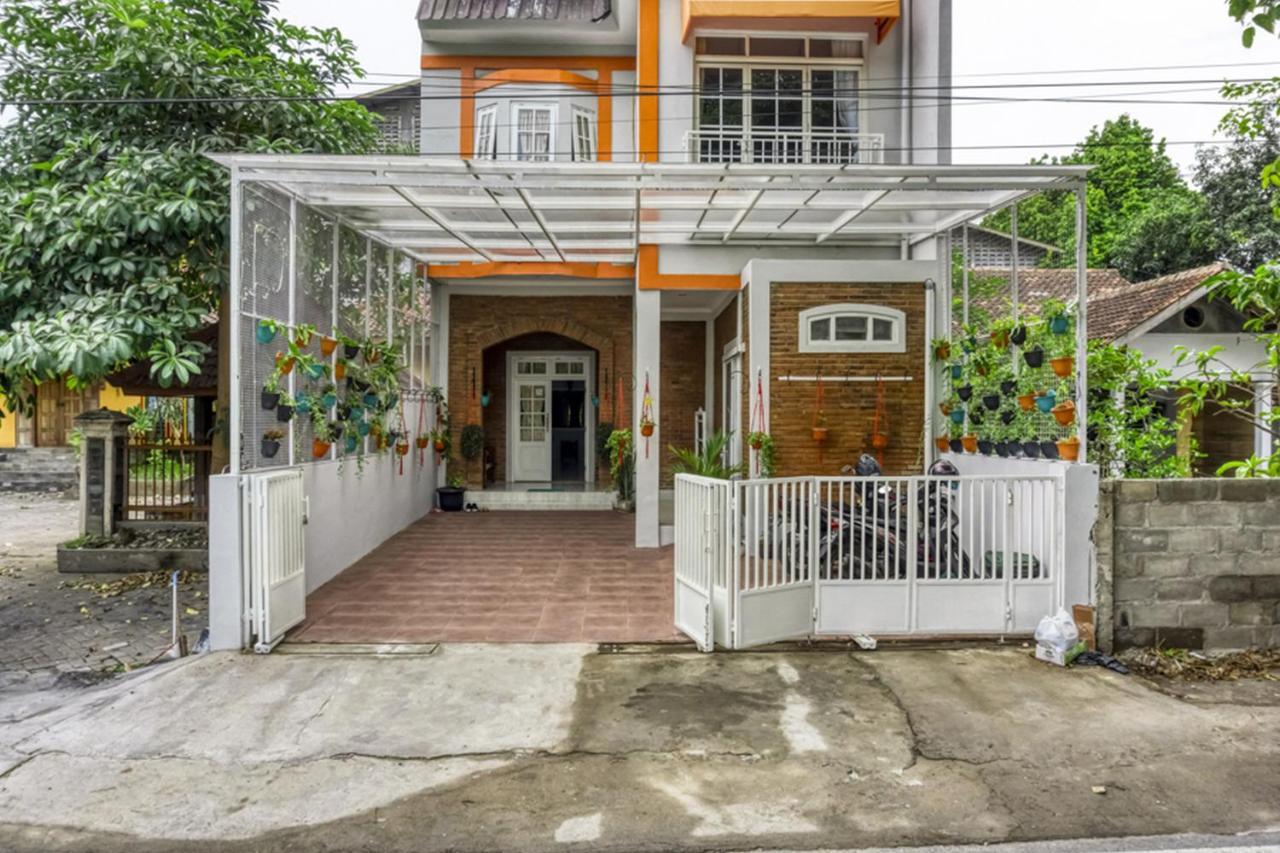 Reddoorz Near Sindu Kusuma Edupark 2 Hotell Cebongan Exteriör bild